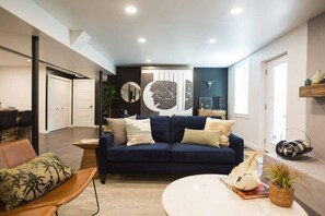 Flatscreentelevisie, een open haard, videospelletjes en Hulu