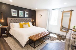 1 غرفة نوم وأسرّة بإسفنج يتكيف مع شكل الجسم ومكواة/لوح كي وسرير سفر