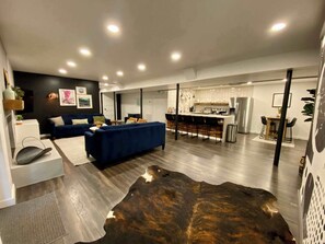 Flatscreentelevisie, een open haard, videospelletjes en Hulu