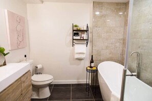 أحواض استحمام، مجففات شعر، مناشف