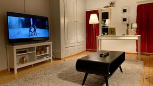 Panoramic Room | Living area | 55-inch Smart TV with digital channels, TV - Thunersee Bedroom (Thun)