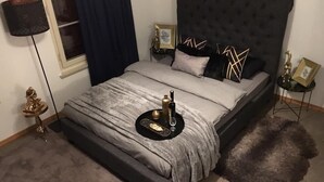 Panoramic Room | 1 bedroom, desk, WiFi (free), individually furnished - Thunersee Bedroom (Thun)