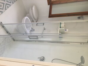 Shower, hair dryer, bidet, towels