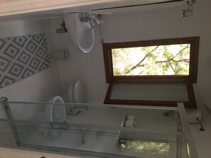 Regadera, secadora de cabello, bidet, toallas