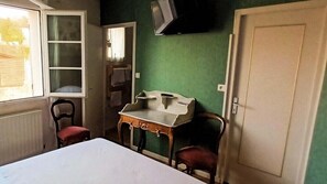 1 bedroom, hypo-allergenic bedding, WiFi, bed sheets - Double Room Queen size street view (REMONCOURT)