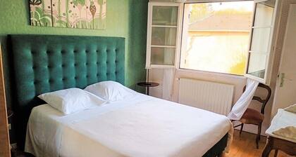 Double Room Queen size street view