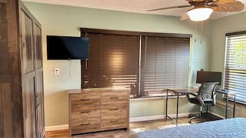 2 bedrooms, desk, free WiFi, bed sheets