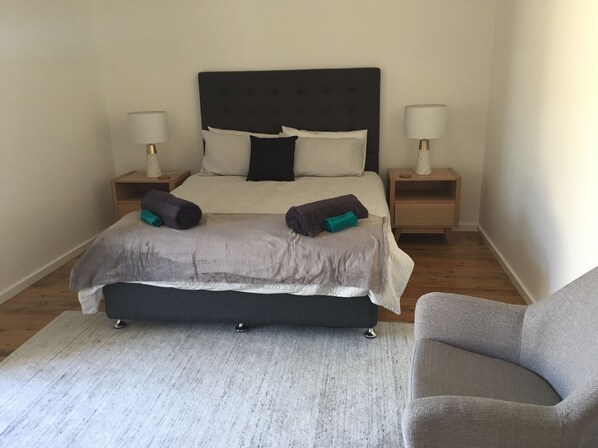 2 bedrooms, iron/ironing board, bed sheets