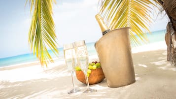 Accommodatie ligt op het strand, ligstoelen, strandlakens