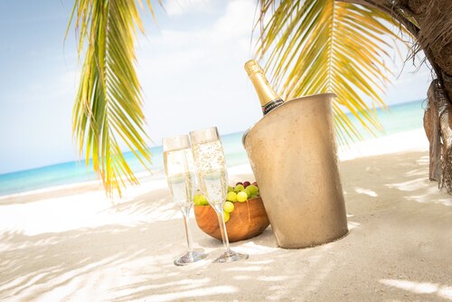 Step Into Paradise on Seven Mile Beach - Ground Floor Two Bedroom