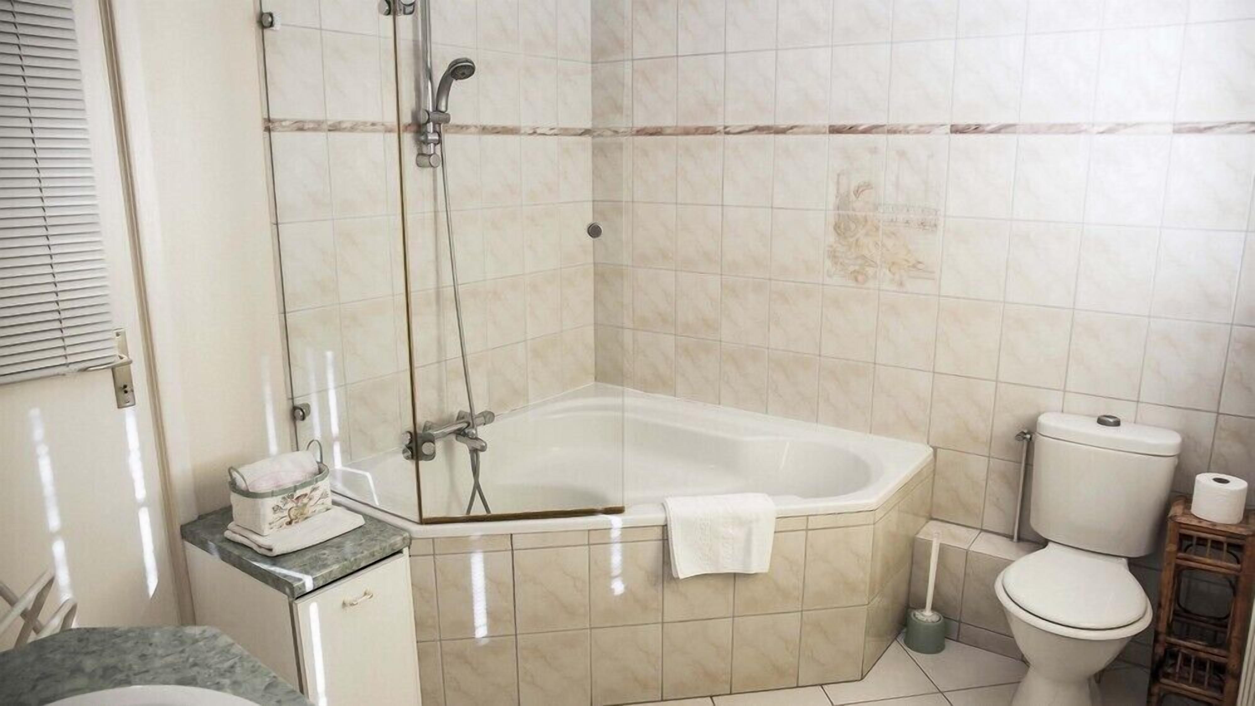 Ensemble douche/baignoire, sèche-cheveux, serviettes fournies