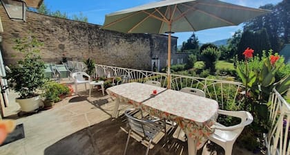 Chambre triple avec baignoire d'angle vue sur rue