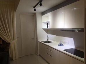 Fridge, stovetop, electric kettle, cookware/dishes/utensils - Verdi Residence Cyberjaya (Cyberjaya)