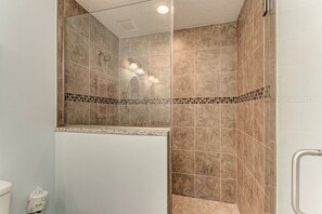 Shower, hair dryer, towels
