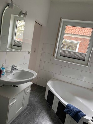 Séchoir à cheveux, serviettes fournies, savon, papier de toilette