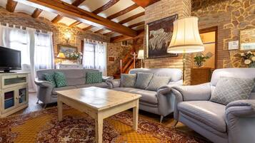 Een televisie en een open haard