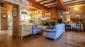 Een televisie en een open haard