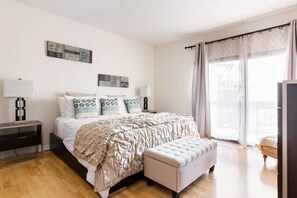 2 soverom, skrivebord, strykejern/-brett og reiseseng for barn