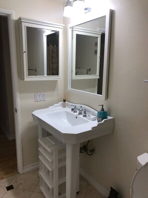 シャワー付き浴槽、ヘアドライヤー、タオル、石鹸