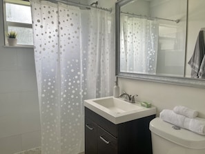 Dusche, Haartrockner, Handtücher, Seife