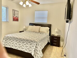 3 bedrooms, in-room safe, iron/ironing board, travel crib - Estrada’s Cozy Vacation Home in Hollywood (Hollywood)