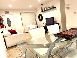 Interior - Estrada’s Cozy Vacation Home in Hollywood (Hollywood)