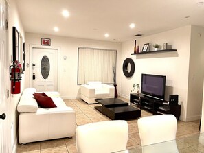 Interior - Estrada’s Cozy Vacation Home in Hollywood (Hollywood)