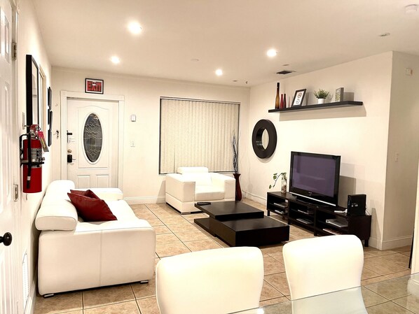 Interior - Estrada’s Cozy Vacation Home in Hollywood (Hollywood)