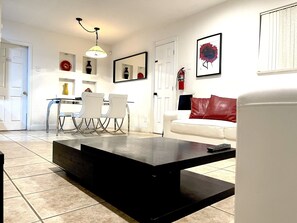 Interior - Estrada’s Cozy Vacation Home in Hollywood (Hollywood)