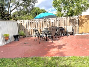 Outdoor dining - Estrada’s Cozy Vacation Home in Hollywood (Hollywood)