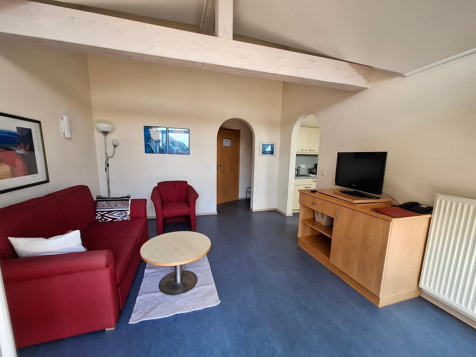 Zweiraumappartement Nr. 6 (43qm) mit Glasfront zum Balkon-Wohnzimmer App. 6