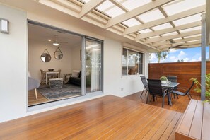 Outdoor dining - Adelaide 2 bedroom unit with free WIFI, Netflix & parking  (Torrens Park)