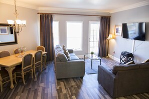Smart TV - Top floor, BEST view, Viera condo at Lake Las Vegas! (Henderson)