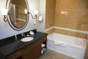 Hiustenkuivaaja, pyyhkeet, saippua, sampoo