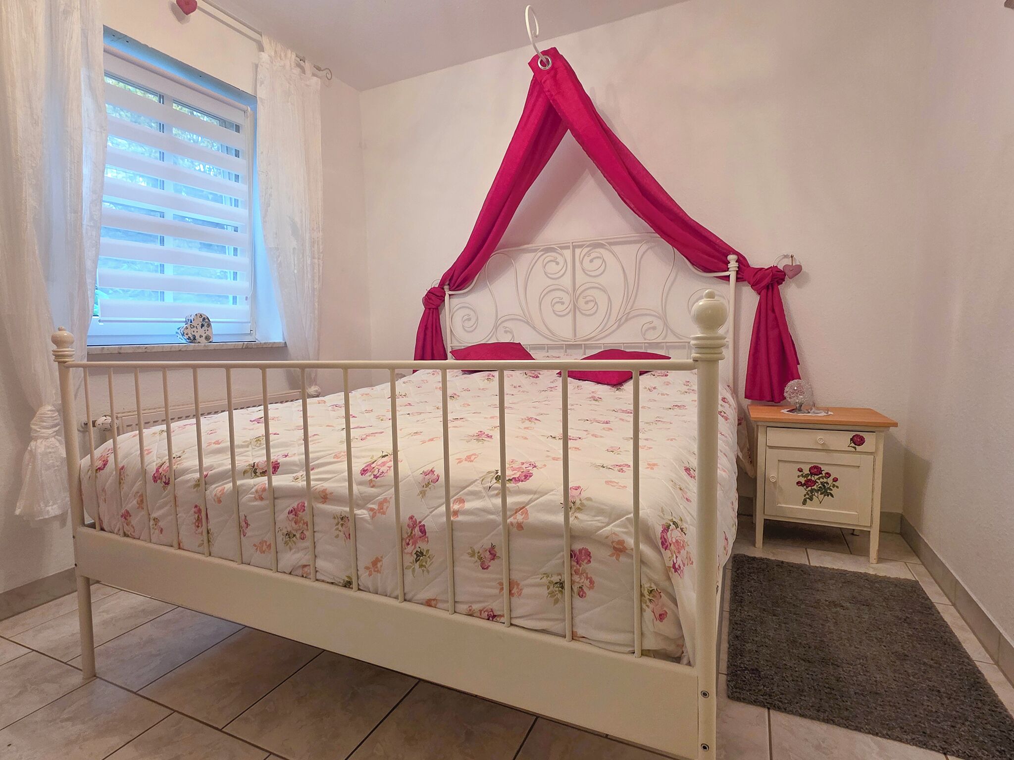 Ferienwohnung 70qm - mit Terrasse und WLAN-Schlafzimmer mit Doppelbett - 2 Matratzen je 80 x 200 cm