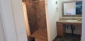Een douche, een haardroger, handdoeken