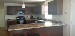 ثلاجة، ميكروويف، فرن، موقد طهي مسطح