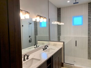 Deluxe-Haus | Badezimmer | Duschwanne, kostenlose Toilettenartikel, Haartrockner, Bademäntel