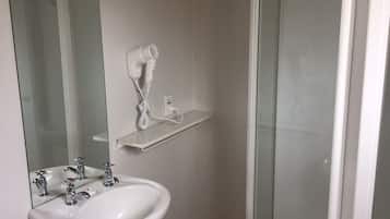 Premium Double Room, 1 Queen Bed, Ensuite | Bathroom | Towels