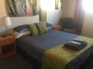 Chambre Prestige double, 1 grand lit, salle de bain attenante | Accès au Wi-Fi (inclus), accessible en fauteuil roulant