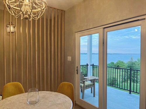 Stylish & Modern Waterfront retreat, Serene and with great views,1Hr to DC
