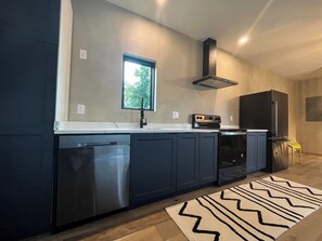 Fridge, oven, stovetop, dishwasher