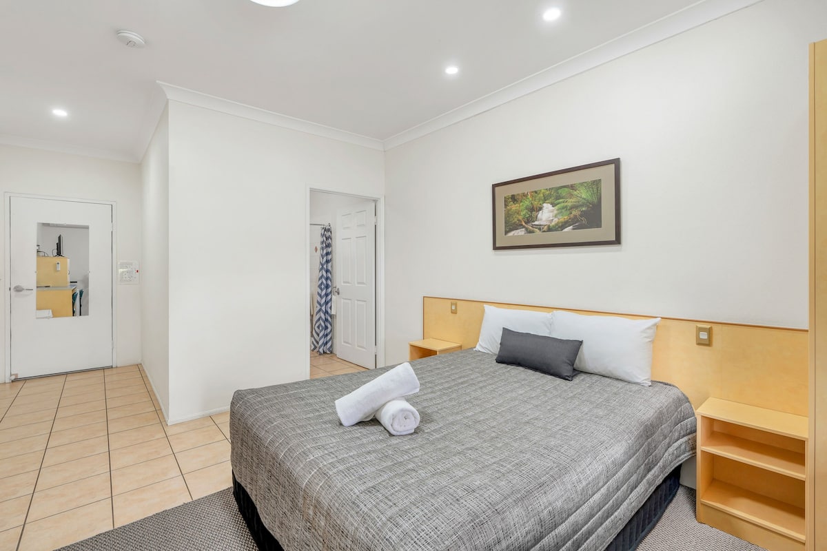 Chambre Standard, 1 grand lit, accessible aux personnes à mobilité réduite | Bureau, espace de travail pour ordinateur portable