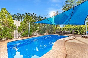 Piscine extérieure, chaises longues