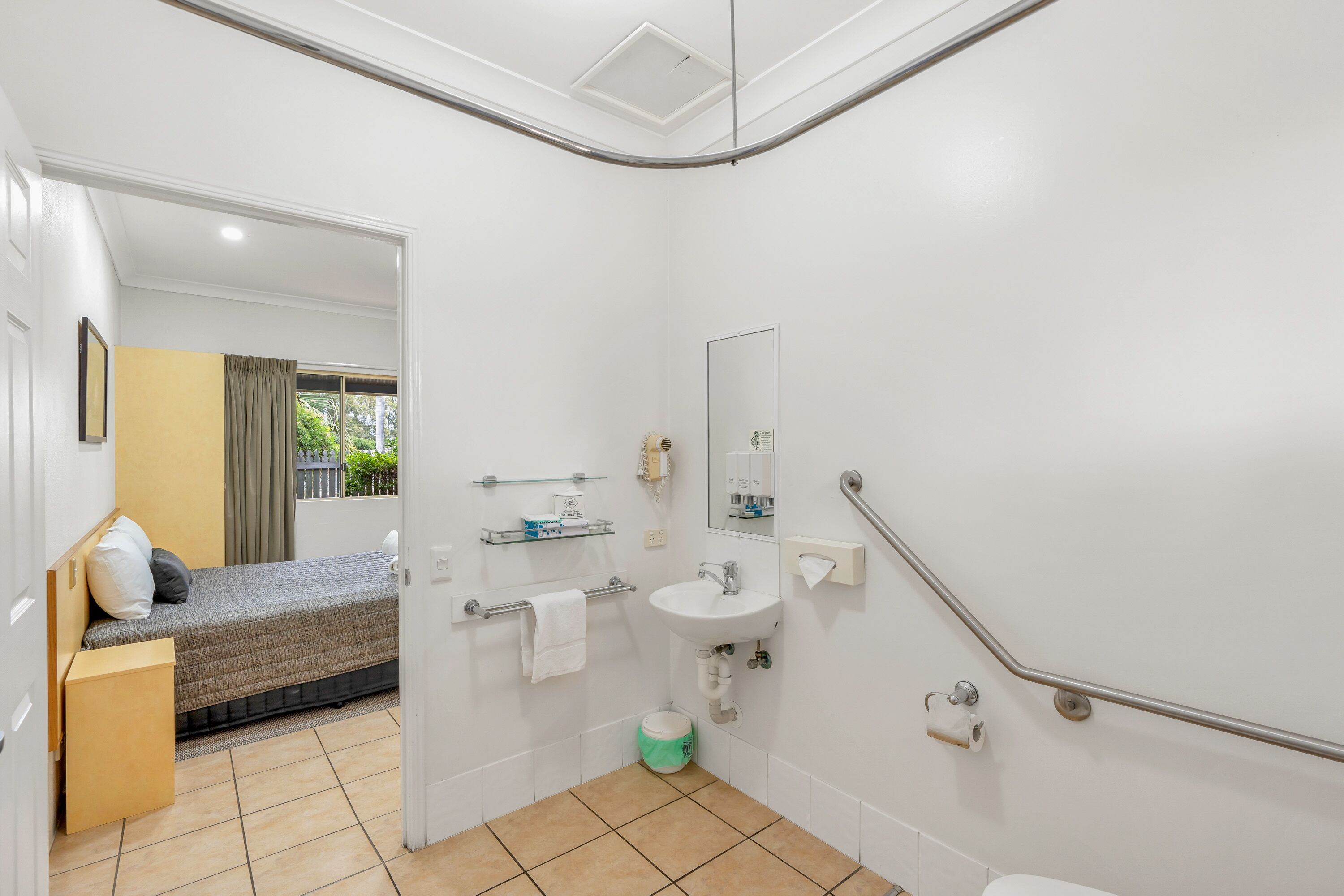Un baño moderno y funcional con ducha, inodoro y lavamanos.