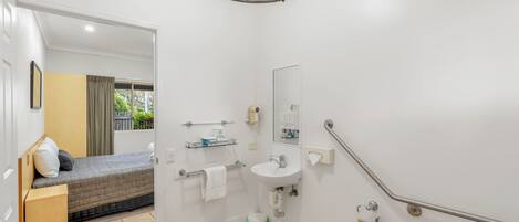 Un baño moderno y funcional con ducha, inodoro y lavamanos.