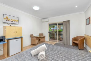 Standard dubbelrum - 1 queensize-säng | Skrivbord, arbetsyta för laptop, ljudisolering och strykjärn/strykbräda