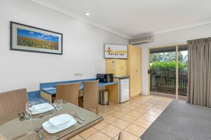 家庭房 | 办公桌、笔记本电脑工作区、隔音、熨斗/熨衣板