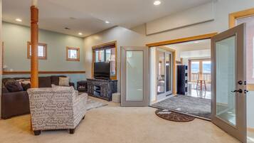 Huis | Woonruimte | Een ledtelevisie en een open haard