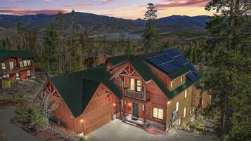 Voorkant accommodatie - avond/nacht